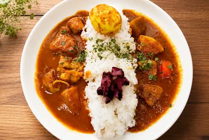 無麓山高原豚ゴロッとカレー(写真右)／常磐ものシーフードカレー(写真左)